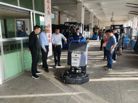 情暖永新昌丨熱烈歡迎廈門總商會舉辦的哈工大會長班同學(xué)光臨廈門永新昌參觀指導(dǎo)。